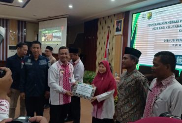 Menerima Penghargaan Sekolah Adiwiyata